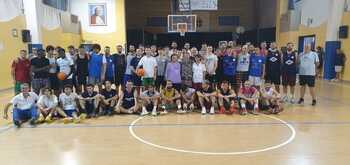 Tutte le squadre schierate con arbitri e dirigenti